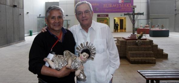 Particularmente, le impresionó el trabajo del maestro cusqueño Juan Cárdenas, tanto así que le invitó al artista a exponer en La Habana.