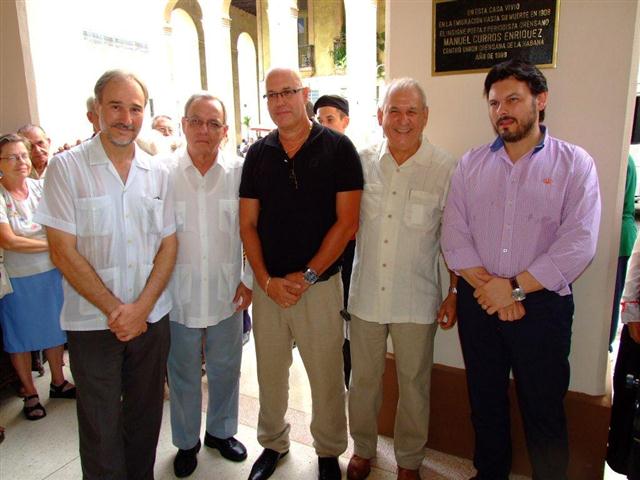 La tarja develada por Juan Francisco Montalbán Carrasco, Embajador de España en Cuba; Antonio Rodríguez Miranda, Secretario General de Emigración de la Xunta de Galicia, y Eusebio Leal Spengler