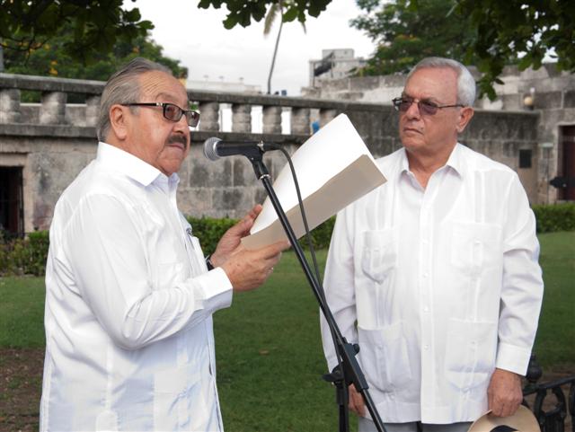 El embajador de Perú junto al Historiador de La Habana durante la colocación del busto de José Carlos Mariátegui / Foto Alexis Rodríguez