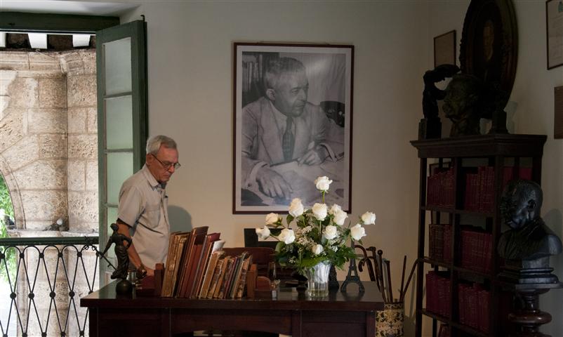 Eusebio Leal en lo que fue la oficina de Emilio Roig / Foto Alexis Rodríguez