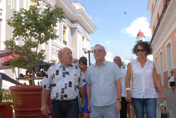 Recorrido de Eusebio Leal Spengler (C), historiador de la Ciudad de la Habana, por el Centro Histórico Urbano de la ciudad de Cienfuegos, Patrimonio Cultural de la Humanidad, el 25 de Septiembre de 2013. AIN FOTO/Modesto GUTIÉRREZ CABO