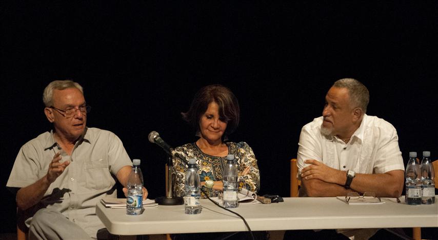 El Doctor Eusebio Leal Spengler, Historiador de la Ciudad; Moraima Clavijo, actual directora del MNBA; Abelardo Mena, autor del ensayo introductorio, durante la presentación del texto
