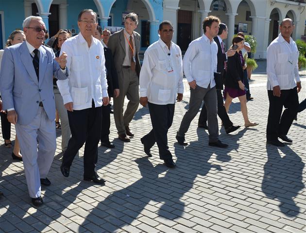 Durante la caminata que abarcó las plazas de San Francisco de Asís y la Vieja, Ban Ki-moon se interesó por el proceso de rehabilitación integral en este sitio, declarado por la UNESCO Patrimonio de la Humanidad. En el recorrido participaron otras personalidades entre las que se encontraba Herman Van Hoof, director de la Oficina Regional de Cultura para América Latina y el Caribe de la UNESCO