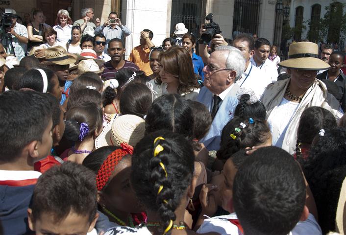 Los niños de la escuela Ángela Landa recibieron a las primeras damas