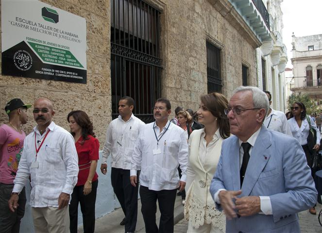 El Dr. Leal, durante el recorrido, hizo referencia a la Escuela Taller “Gaspar Melchor de Jovellanos”