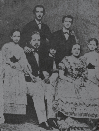 De pie y con bigotes, Ignacio Agramonte aparece junto a sus padres y a sus hermanos Enrique, Francisca, Loreto y Mariana.