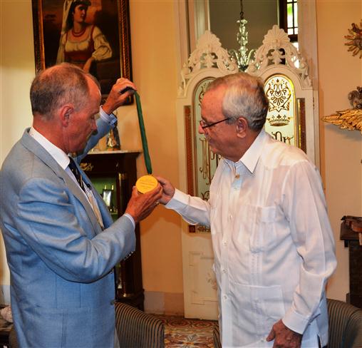 David Markham explicitó la condición de Miembro de Honor de la Sociedad, reservada a Leal por sus aportes al estudio, preservación y divulgación del legado napoleónico en esta zona del mundo.