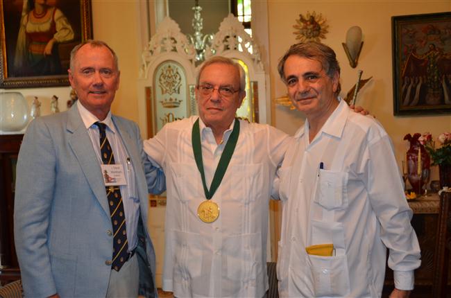 El Señor J. David Markham, Presidente de la Sociedad Napoleónica Internacional junto  al Doctor Eusebio Leal Spengler y el Señor Jean Mendelson, Embajador de la República de Francia en Cuba