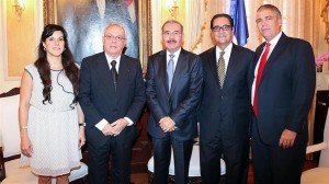 Leal y su esposa junto al Presidente ‎Danilo Medina; el embajador de Cuba en República Dominicana, Carlos Jesús de la Nuez; y el rector de la UASD, Iván Grullón.